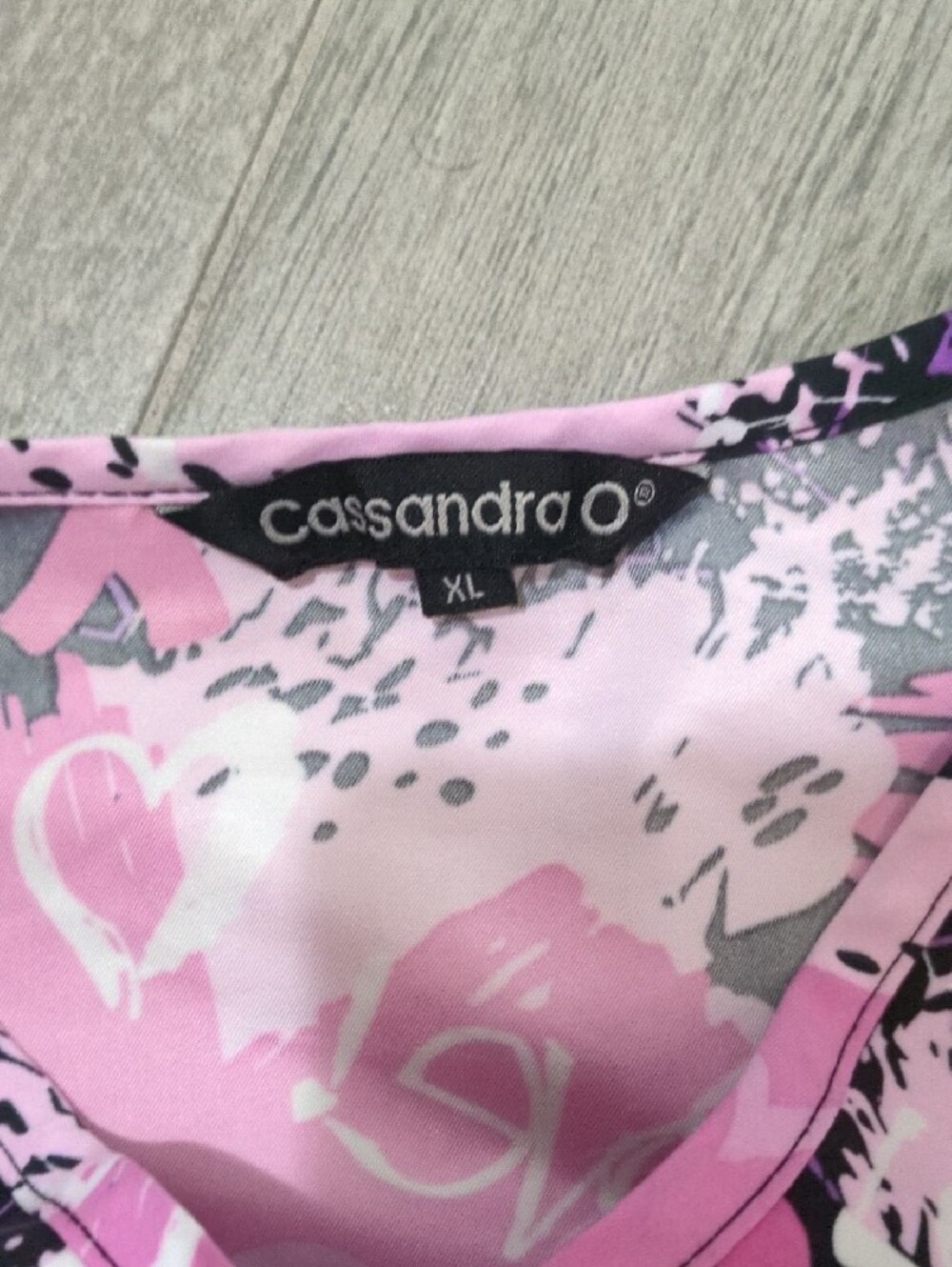 Women’s Pink Print V-Neck Scrub Top - Picture 5 of 5